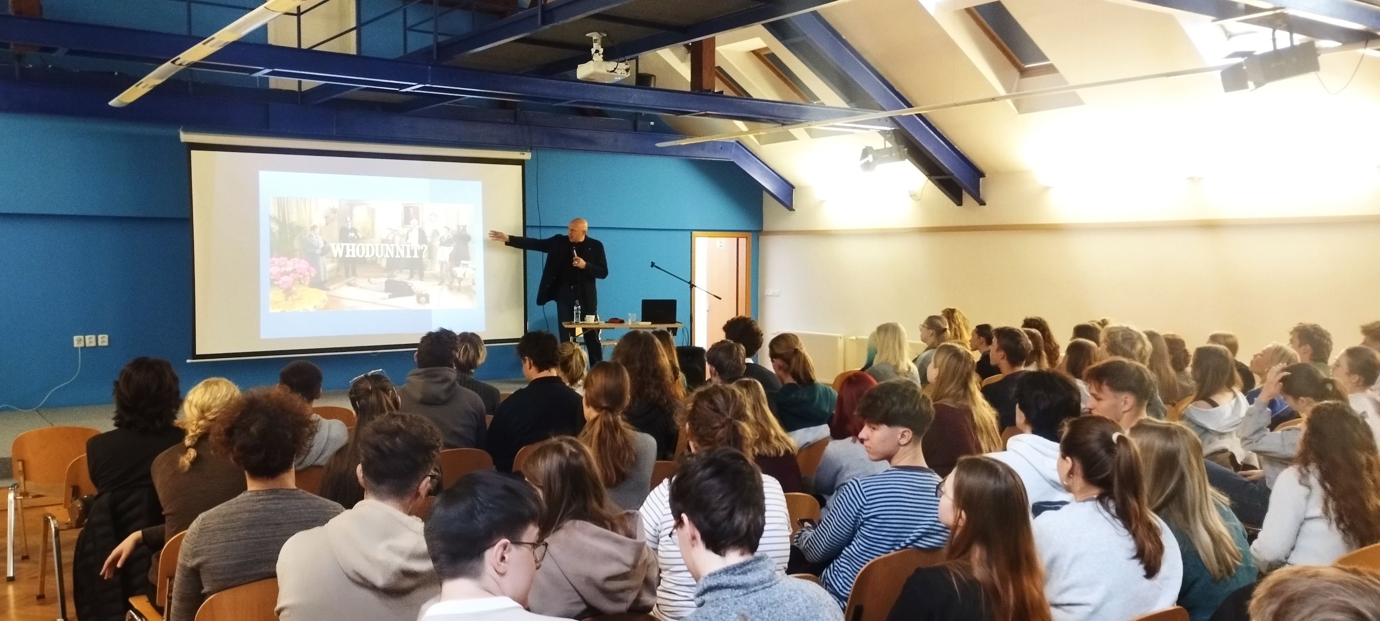 Maturanti na besedě s Vladimírem Dzurem