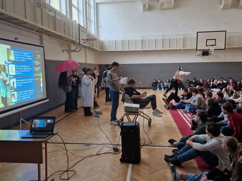 Studenti vylepšují školu