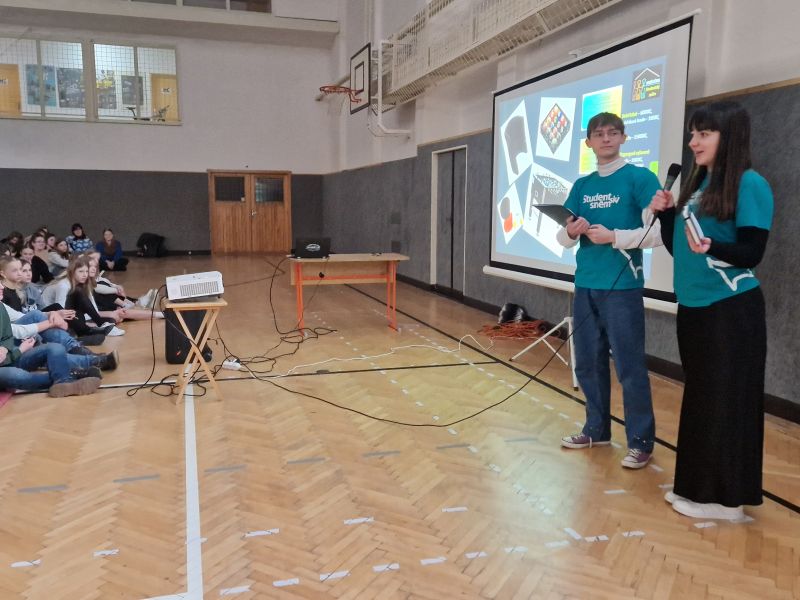 Studenti vylepšují školu