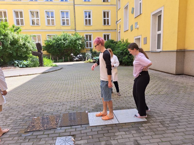 Studenti chemického semináře testovali dlaždice na koupaliště v BV