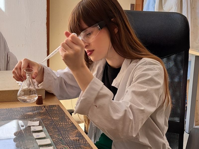 Studenti chemického semináře testovali dlaždice na koupaliště v BV