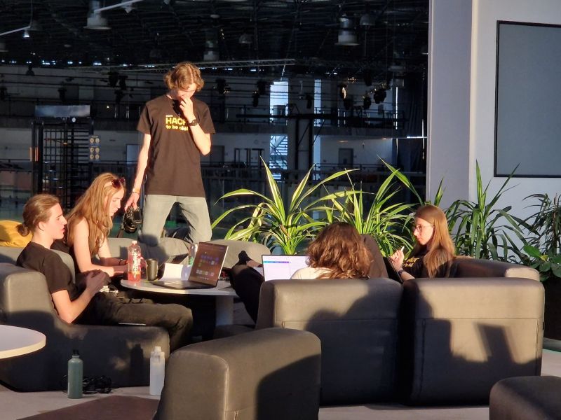 24 hodin non-stop inovací: Naši studenti bojovali na celorepublikovém HackaTEENu v Brně!