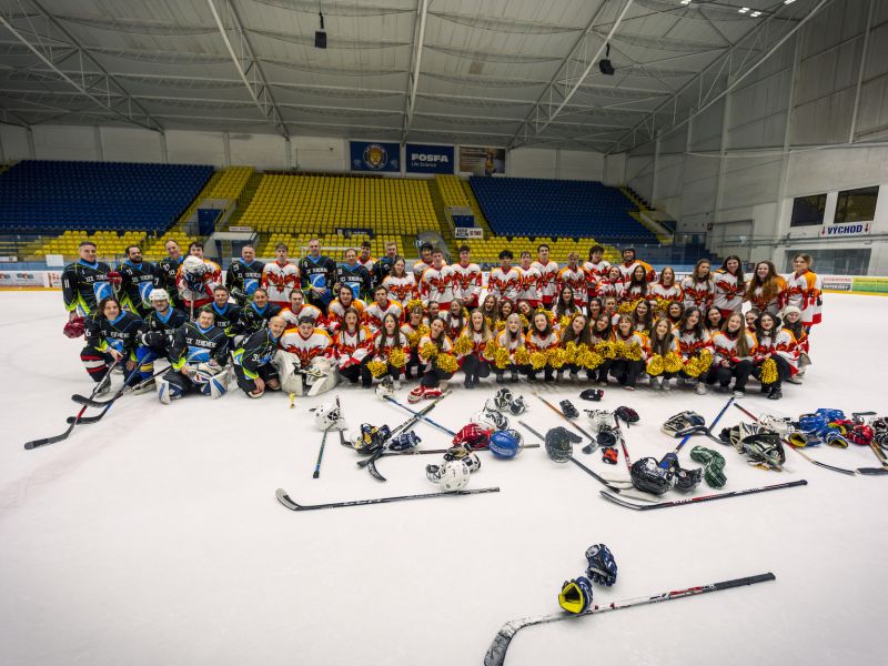 Hokejový souboj mezi maturanty a profesory