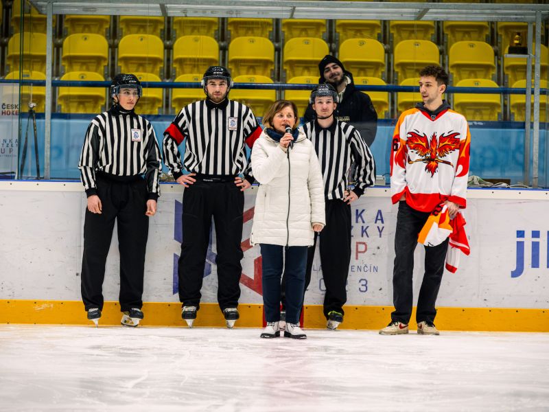 Hokejový souboj mezi maturanty a profesory