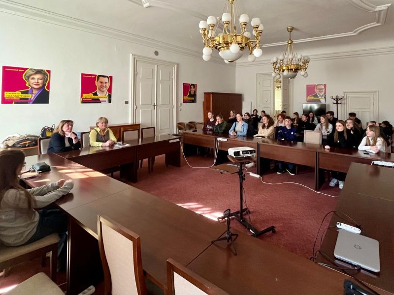 Kvarta se seznamuje s ústavními institucemi