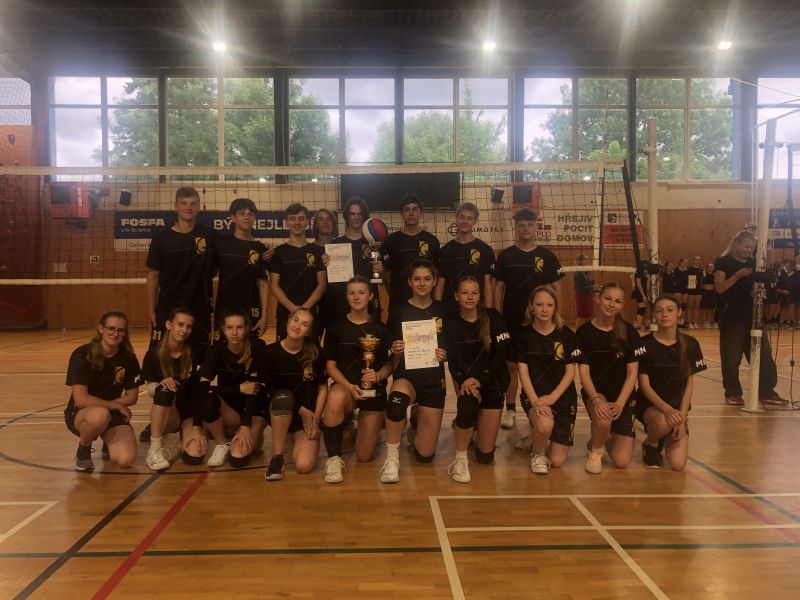 Vítězství dívek a druhé místo chlapců v okresním kole volejbalu