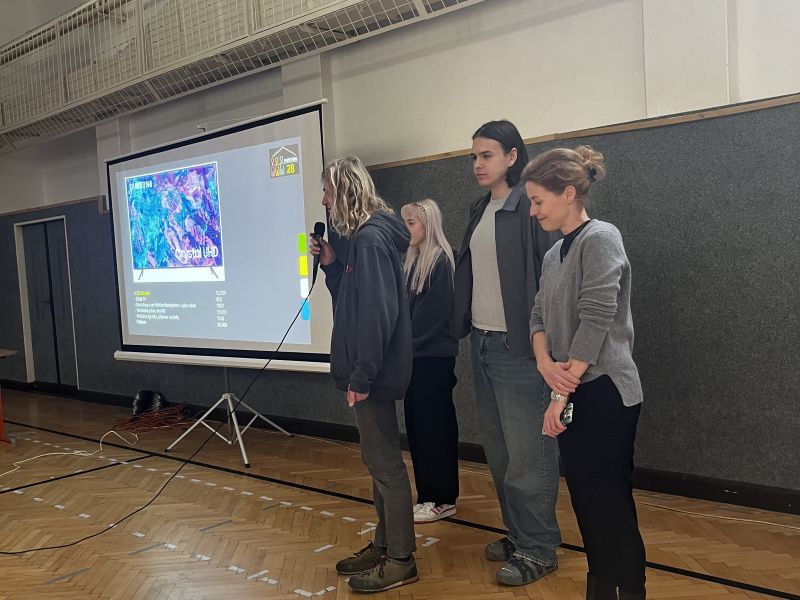 Studenti vylepšují školu