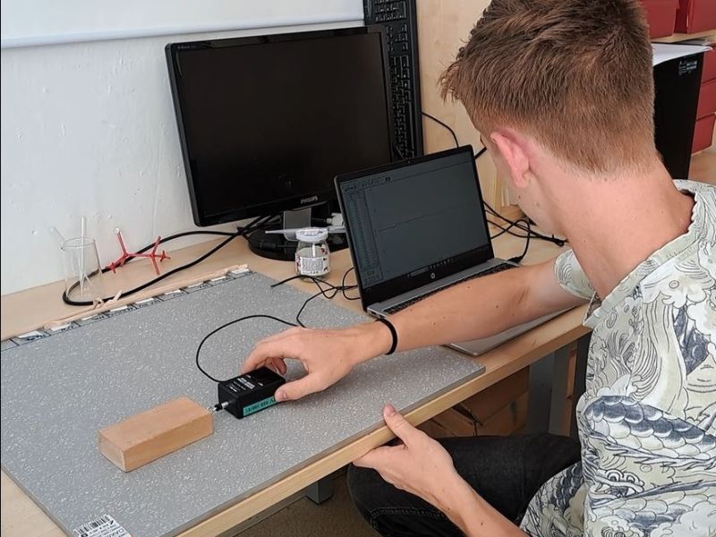 Studenti chemického semináře testovali dlaždice na koupaliště v BV