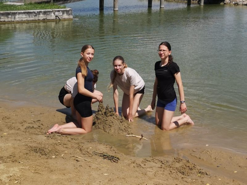 Tercie prozkoumává příhraničí