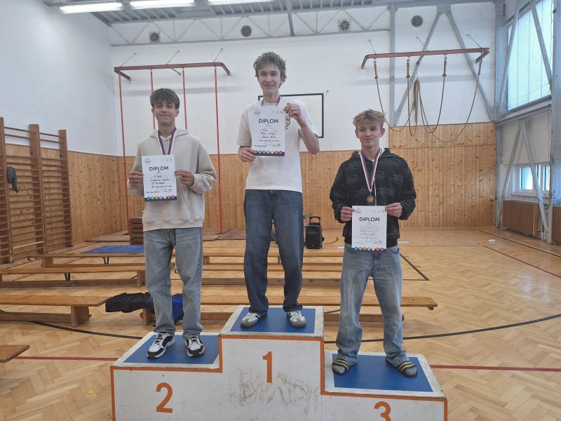 Zlato a bronz z okresního kola ve šplhu
