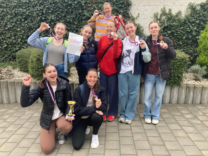 Děvčata z 4.A slaví stříbrný úspěch v basketbalu